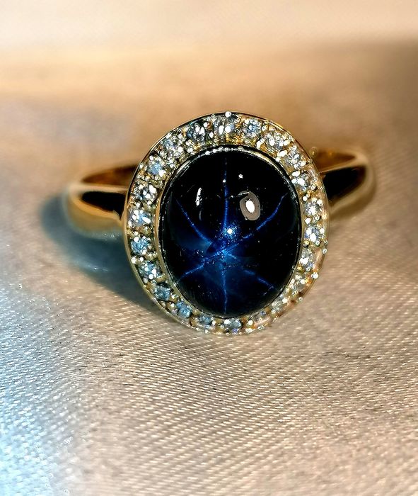 Золотое кольцо с натуральным звездчатым сапфиром и бриллиантами