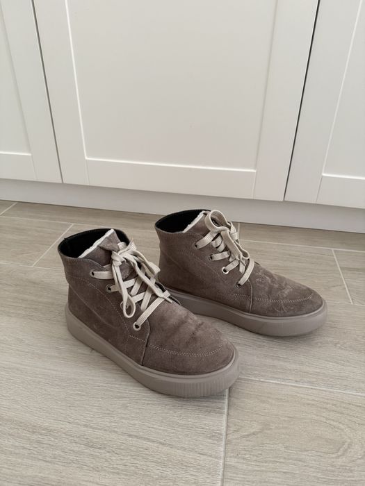 Замшеві черевики бежевого кольору