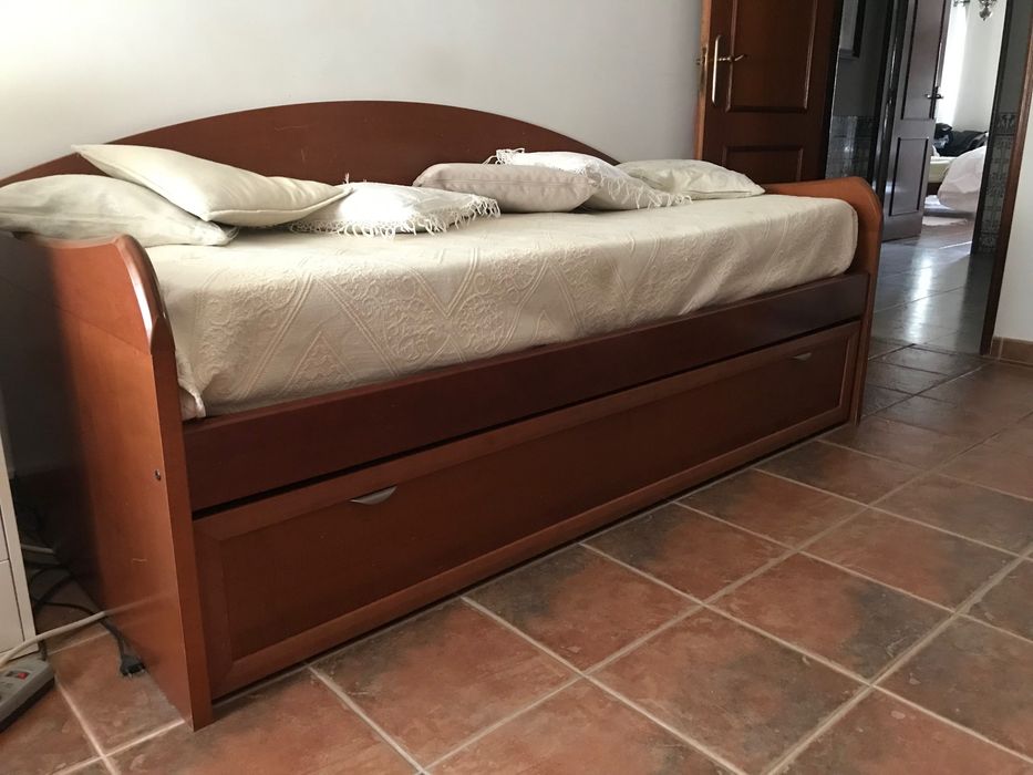 Cama individual com gavetão