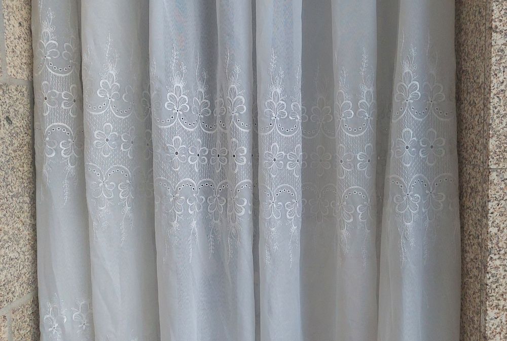 Cortinas brancas com motivos