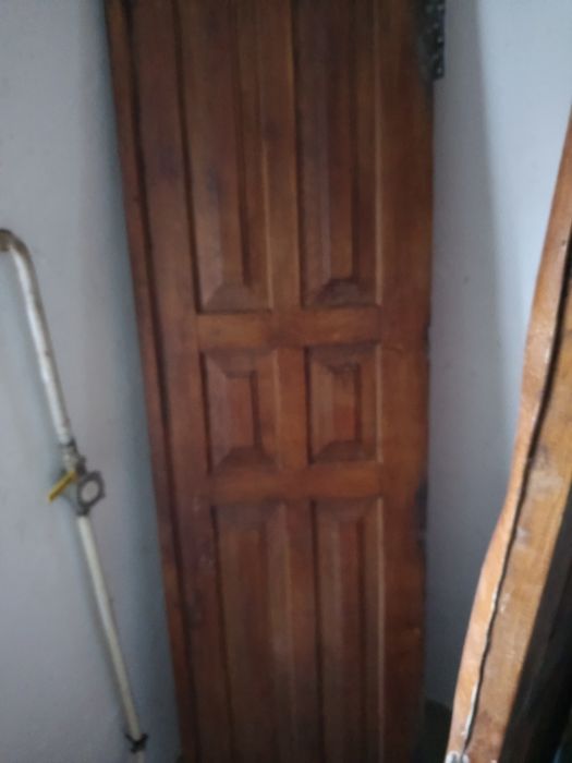 Двері вхідні дубові з луткою