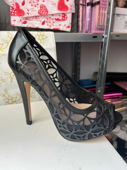 Lote de sapatos compostos por 12 pares de calçado novos, ideais para revenda online, lojas e feiras