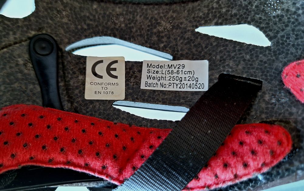 Capacete de ciclismo preto e vermelho