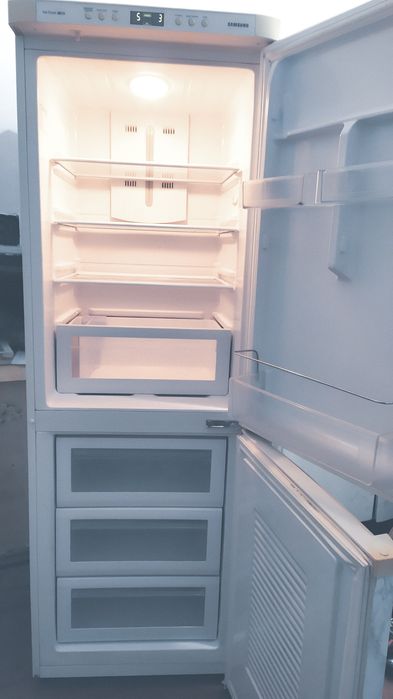 Холодильник з системою NO FROST (СУХА ЗАМОРОЗКА))