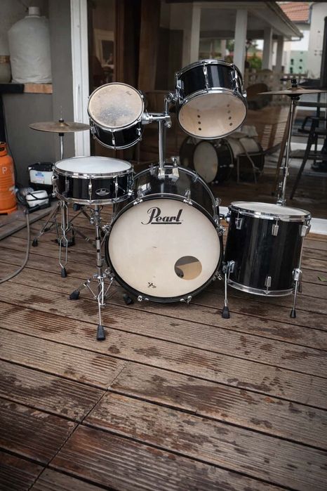 Bateria Pearl completa (com pratos e pedais)