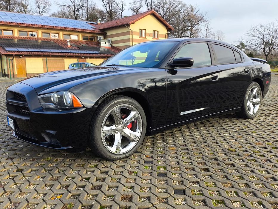 Dodge Charger Czarny ideał. Nowa LPG, czerwone skóry.