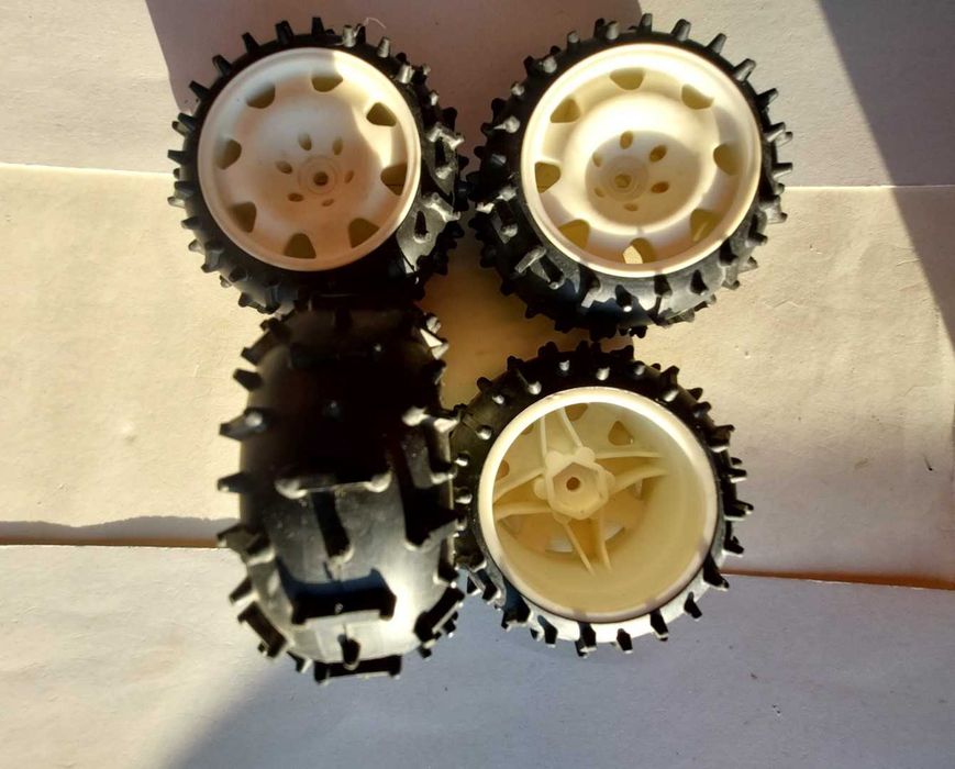 RC escala 1/10 e 1/12Pneus/jantes carros.Novos /semi novos.Ler anuncio
