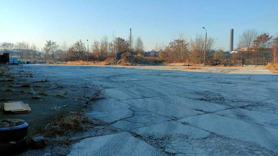 Teren utwardzony, ogrodzenie, prąd