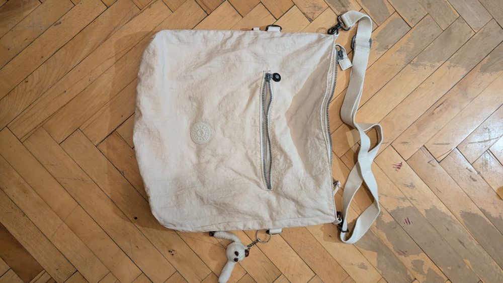 Сумка Kipling з брелком, бежевого кольору