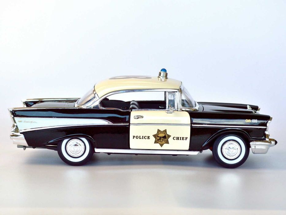 Модель автомобіля Road Legends 1957 Chevrolet Bel Air Police, (1:18)
