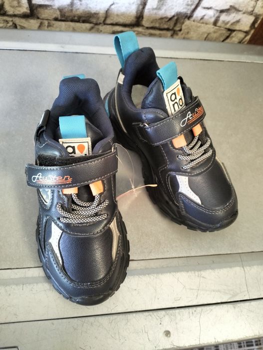 Нові кросівки на хлопчика