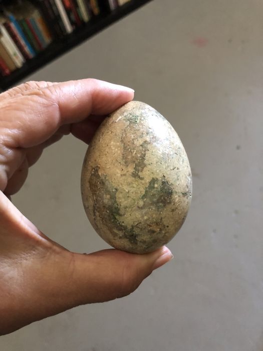 Ovo lapidado de pedra preciosa, bom estado