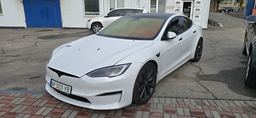 Tesla model S 2021год