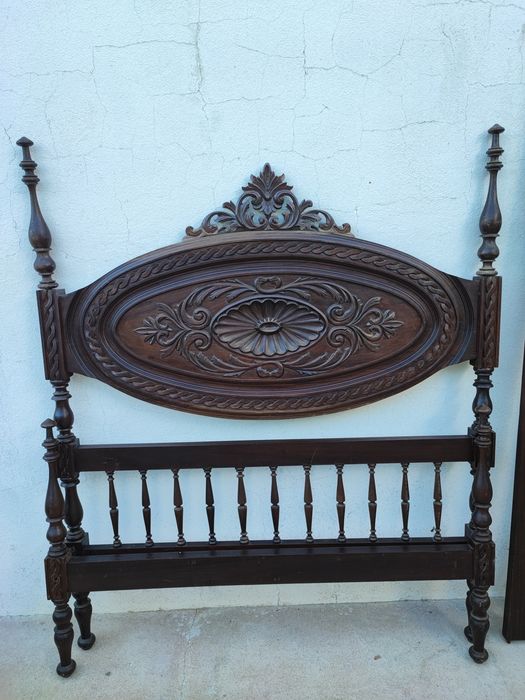 Cama em madeira maciça trabalhada