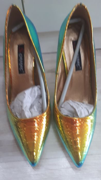 Piękne szpilki kameleon