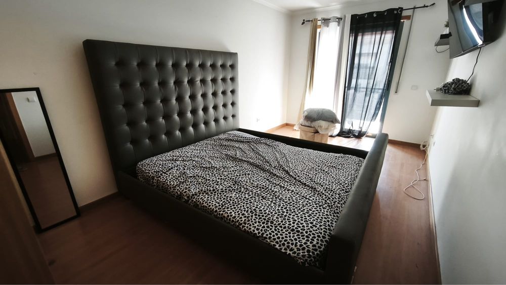 Cama de Pele Cinzenta S/Colchão