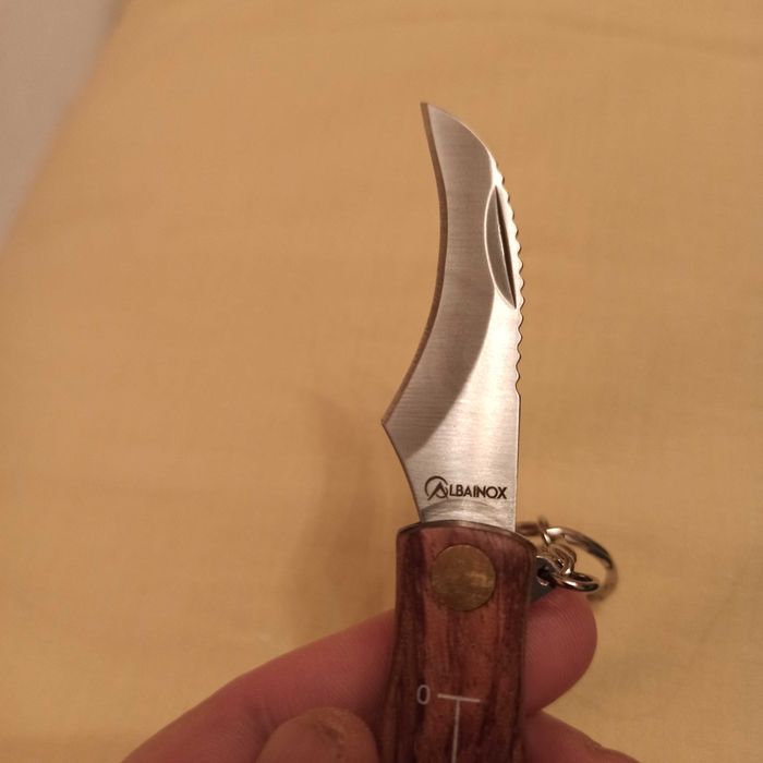 Ніж Іспанія зі щіткою у чохлі для транспортування на поясі.