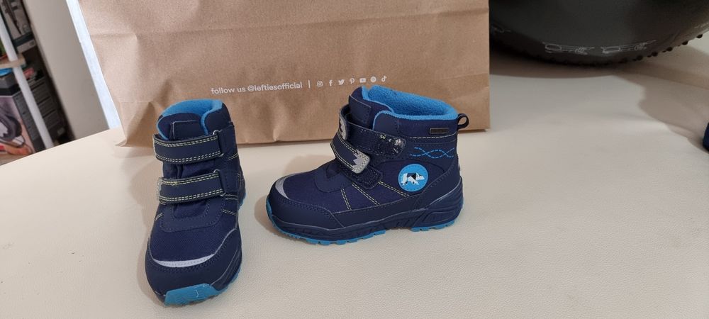 Vendo 2 pares de botas tamanho 25 e umas galochas tamanho 25.