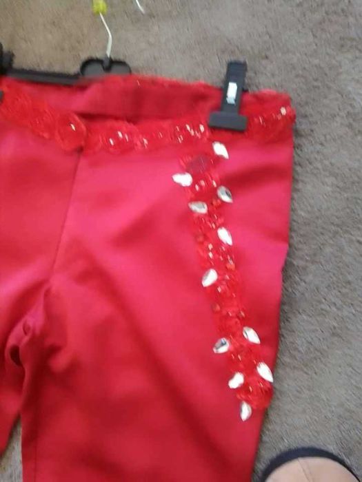 Calça vermelha de cerimónia