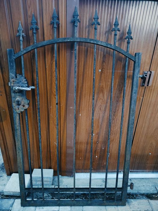 Brama 2 skszydłowa z furtką i płotem kuta i supki