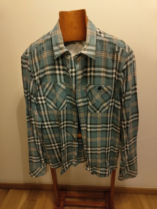 Camisas de várias marcas