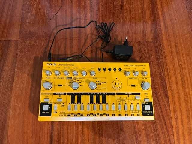 Behringer TD-3 amarelo sintetizador de baixo analógico com sequenciador