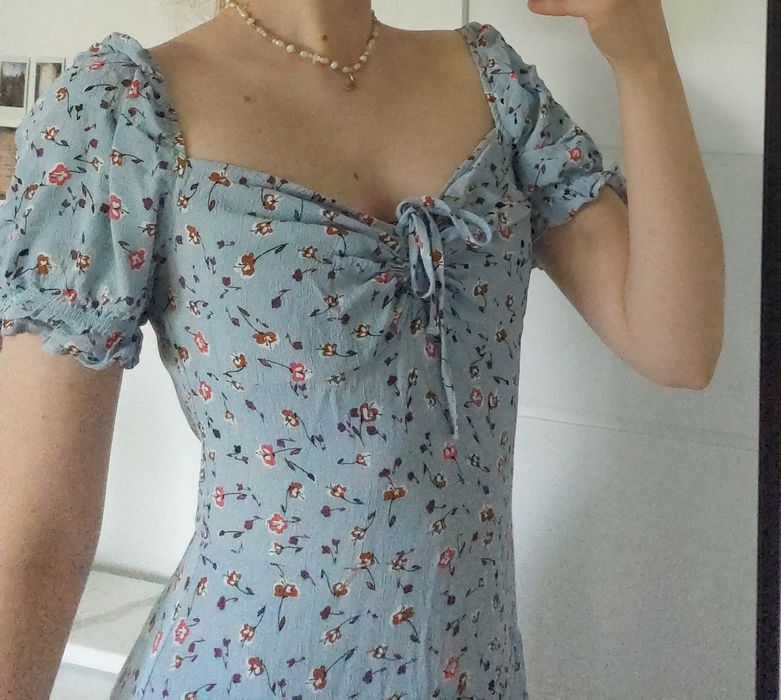 Sukienka z bufiastymi rękawami z dekoltem