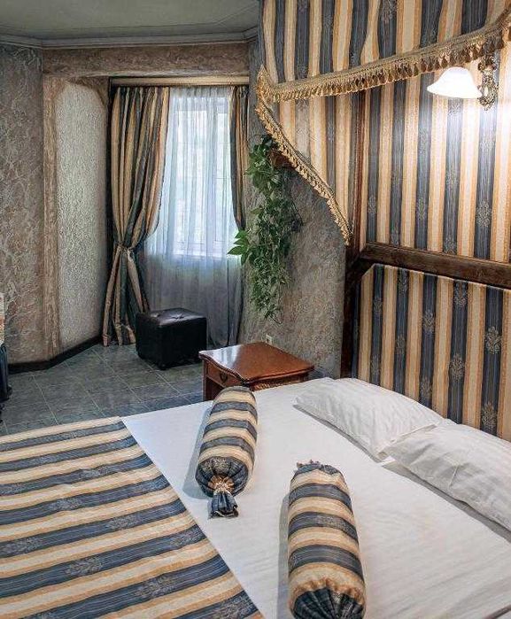 Замок люкс класса бильярд  лаунж зона 30 спальных Вышгород