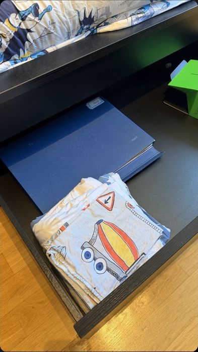 Cama Malm Ikea com 2 gavetas