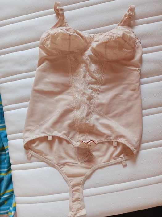 Nowe body z żabkami do pończoch