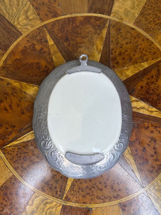Obrazek ścienny gile w cynowej ramce. Ptaki na ceramice
