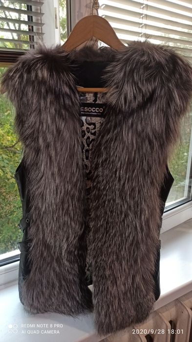 Кожаная жилетка с натуральным мехом