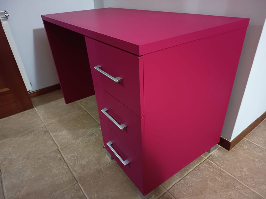 Secretária de Estudo Rosa Fúcsia com 3 Gavetas (Excelente Estado)