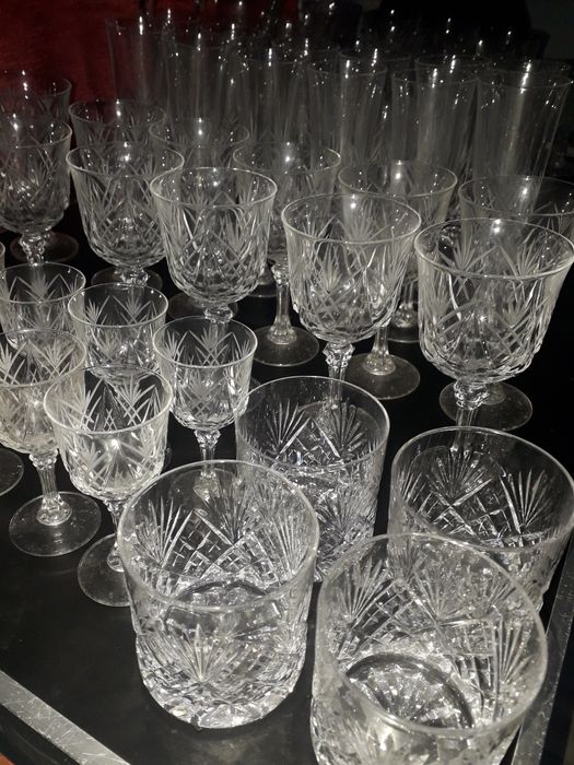 Conjunto de 65 peças em cristal copos e jarra antigo