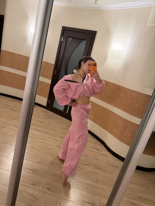Теплый розовый костюм на флисе бренда alo adidas lior