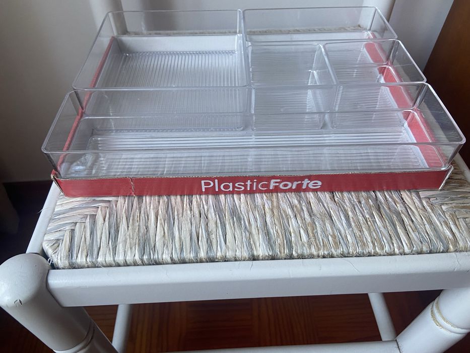 Caixa de plastico com cinco divisorias