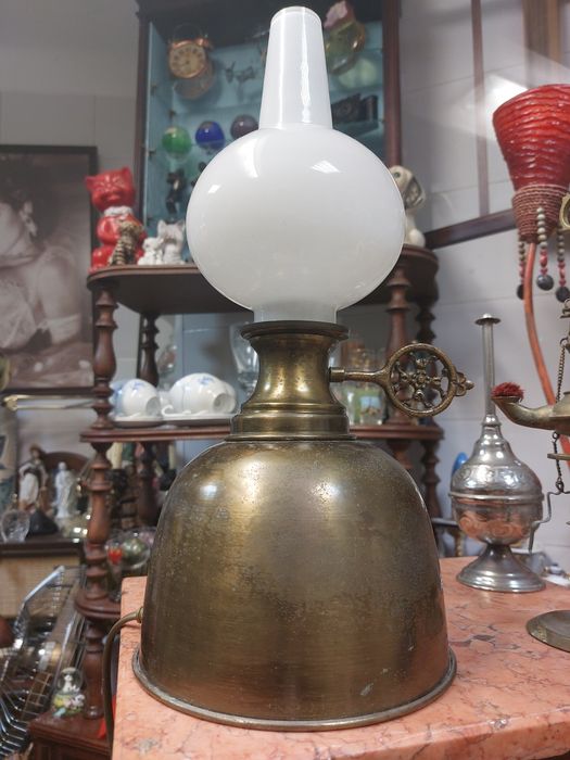 Candeeiro em forma de lamparina de querosene em latão e vidro opalino
