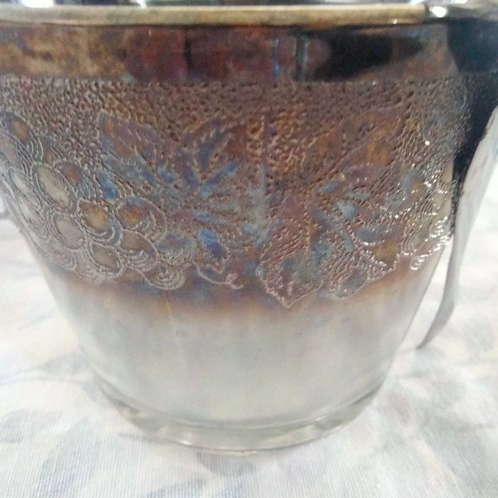 Copos e balde de gelo antigos
