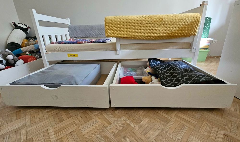 Białe łózko dziecięce