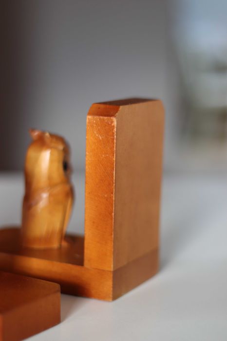 Drewniane podpórki do książek sowy