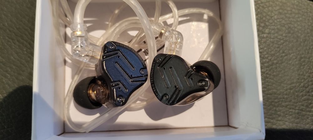 In ears Kz e Fender e PM1 Behringer.