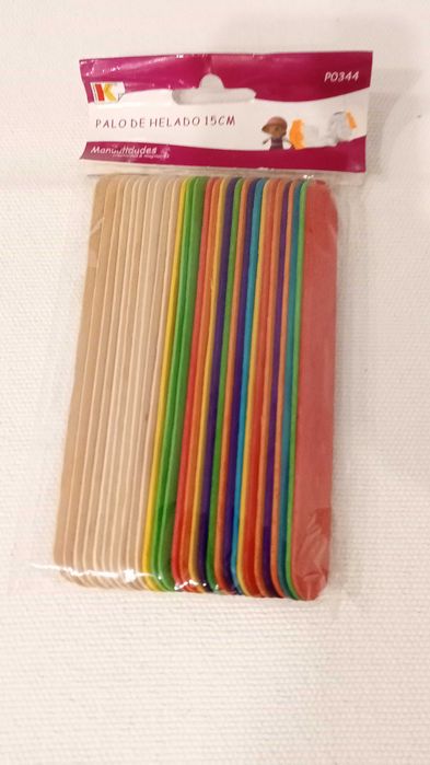 Paus em madeira coloridos para atividades manuais