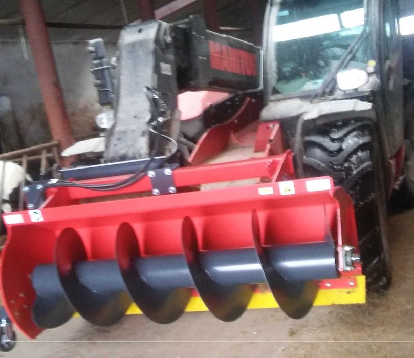 Podgarniacz Paszy-Podgarnianie na stole - korytarzu dla bydła