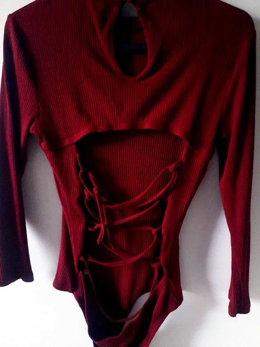 Bordowe body z wyciętymi plecami Glamorous XS wiskoza