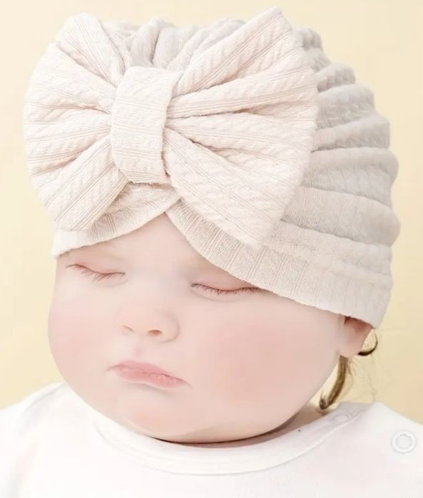 NOWA, jasno-beżowa czapeczka dziewczęca 0-3 lata