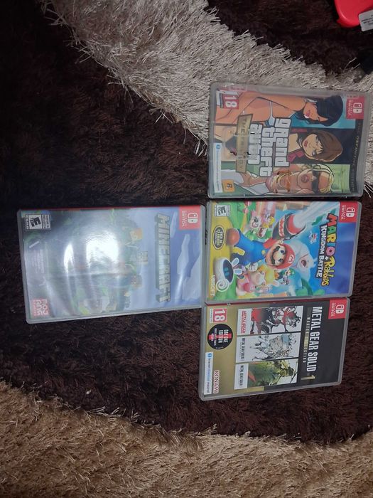 nitendo switch , jogos/com as caixas , com mini caixa para guardar , carregador usb , correias straps etc