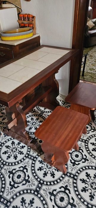 Mesa de Jantar com 2 Bancos