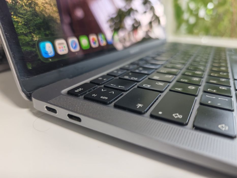 MacBook Air M1 акум 100%