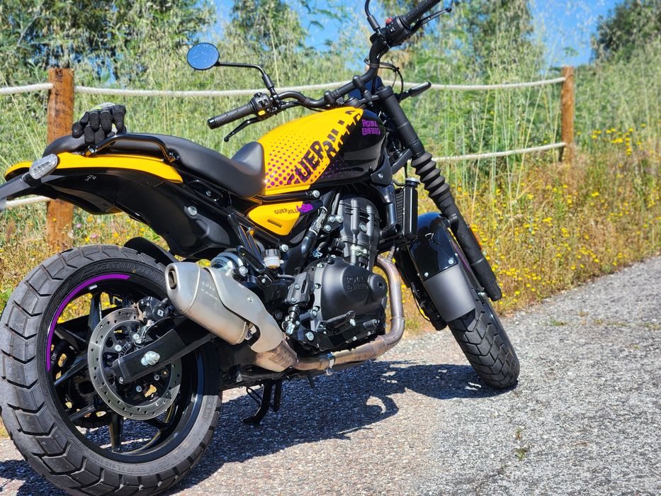 Royal Enfield Guerrilla 450 – Edição Yellow Ribbon (Como Nova!)