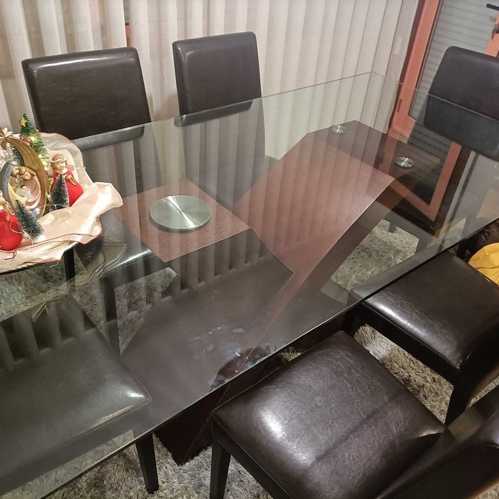Mesa de jantar com tampo em vidro temperado